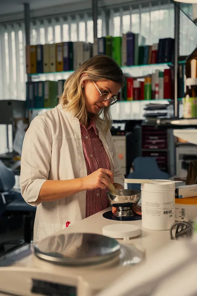 Kopfschmerzen. Junge kaukasische Frau fühlt sich schlecht. Gestresst. Depressionen. Frau braucht medizinische Pillen, Migräne